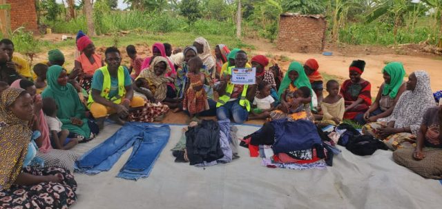 Erste Klamottenspende ist in Uganda angekommen